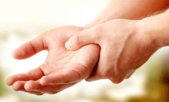 Кружится голова болит шея немеют руки