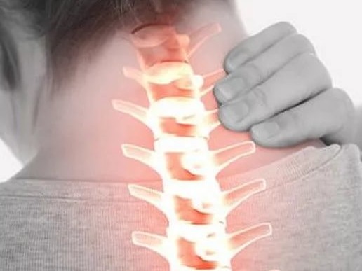 Сильно болит шея с правой стороны сзади и отдает в голову что делать