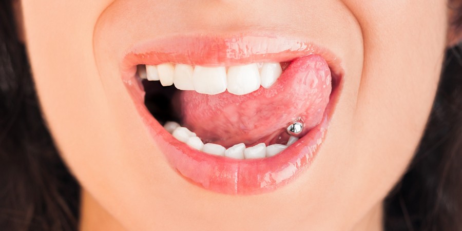 Пирсинг во рту может давать железный привкус