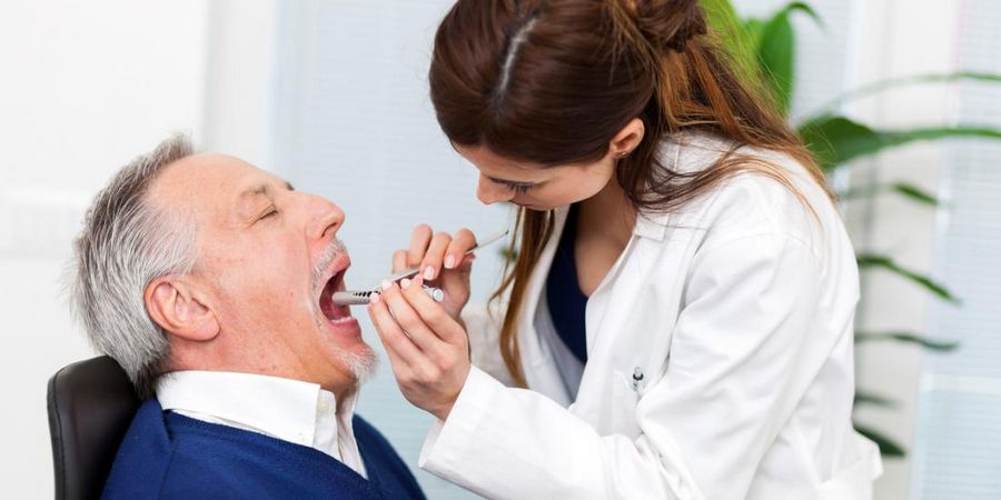 Осмотр у врача дает возможность узнать причину вкуса железа