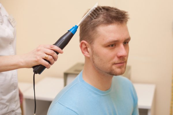 При выпадении волос болит кожа головы