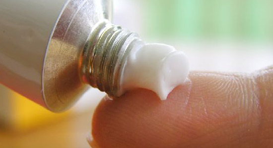 Нанесение обезболивающей мази